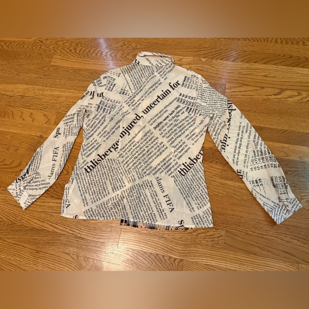 NWOT London Newspaper Print Blouse size L - Picture 8 of 14